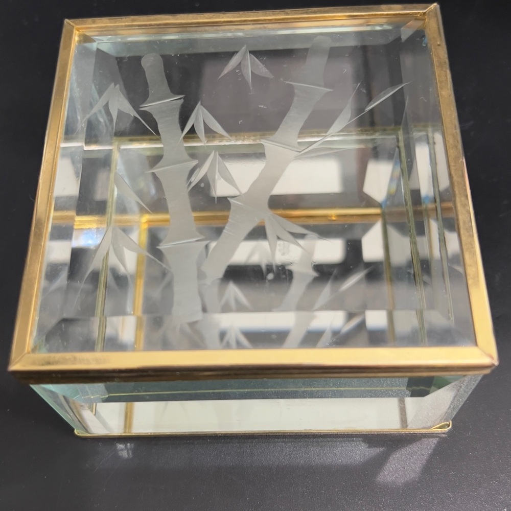 VINTAGE BRASS ETCHED BEVELED GLASS MIRROR TRINKET JEWELRY BOX - Picture 2 of 8